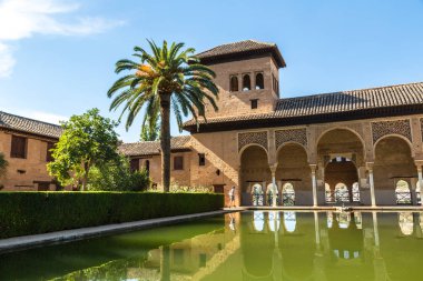 Granada, İspanya - 14 Haziran 2016: Granada'da Alhambra sarayda bir güzel yaz günü, İspanya Partal sarayda