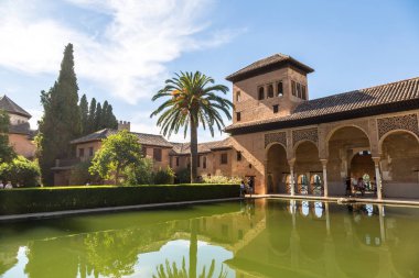 Granada, İspanya - 14 Haziran 2016: Granada'da Alhambra sarayda bir güzel yaz günü, İspanya Partal sarayda