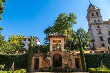 Granada, İspanya - 14 Haziran 2016: Granada'da Alhambra sarayda bir güzel yaz günü, İspanya bahçelerinde