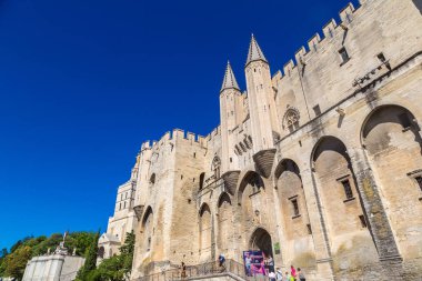 Avignon, Fransa - 15 Haziran 2016: Güzel yaz günü Avignon, Fransa üzerinde 15 Haziran 2016 yılında Papalık Sarayı