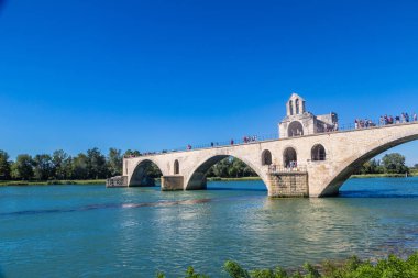 Avignon, Fransa - 12 Haziran 2016: Saint Benezet Bridge'de bir güzel yaz günü, Fransa Avignon