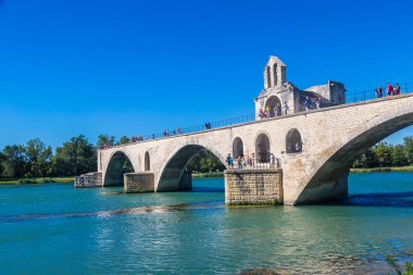 Avignon, Fransa - 12 Haziran 2016: Saint Benezet Bridge'de bir güzel yaz günü, Fransa Avignon