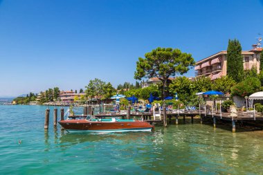 Sirmione, İtalya - 16 Haziran 2016: Sirmione lake Garda için yapılan bir güzel yaz günü, 16 Haziran 2016 tarihinde İtalya üzerinde