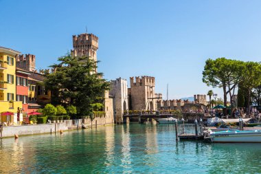 Sirmione, İtalya - 16 Haziran 2016: Scaliger kalede bir güzel yaz günü, 16 Haziran 2016 tarihinde İtalya Garda Gölü üzerinde Sirmione'da