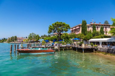 Sirmione, İtalya - 16 Haziran 2016: Sirmione lake Garda için yapılan bir güzel yaz günü, 16 Haziran 2016 tarihinde İtalya üzerinde