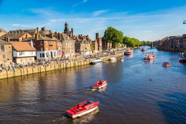 York, İngiltere - 25 Haziran 2016: Nehir Ouse York bir güzel yaz günü, İngiltere, Birleşik Krallık üzerinde 25 Haziran 2016 yılında North Yorkshire'deki / daki