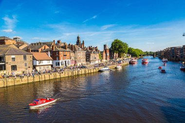 York, İngiltere - 25 Haziran 2016: Nehir Ouse York bir güzel yaz günü, İngiltere, Birleşik Krallık üzerinde 25 Haziran 2016 yılında North Yorkshire'deki / daki