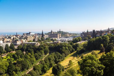 Edinburgh, İskoçya - 25 Haziran 2016: Panoramik hava görünümünde Edinburgh bir güzel yaz günü, İskoçya, Birleşik Krallık