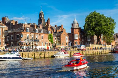 York, İngiltere - 25 Haziran 2016: Nehir Ouse York bir güzel yaz günü, İngiltere, Birleşik Krallık üzerinde 25 Haziran 2016 yılında North Yorkshire'deki / daki