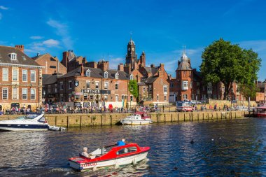 York, İngiltere - 25 Haziran 2016: Nehir Ouse York bir güzel yaz günü, İngiltere, Birleşik Krallık üzerinde 25 Haziran 2016 yılında North Yorkshire'deki / daki