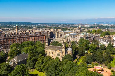 Edinburgh, İskoçya - 25 Haziran 2016: Panoramik hava görünümünde Edinburgh bir güzel yaz günü, İskoçya, Birleşik Krallık