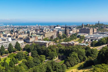 Edinburgh, İskoçya - 25 Haziran 2016: Panoramik hava görünümünde Edinburgh bir güzel yaz günü, İskoçya, Birleşik Krallık