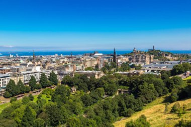 Edinburgh, İskoçya - 25 Haziran 2016: Panoramik hava görünümünde Edinburgh bir güzel yaz günü, İskoçya, Birleşik Krallık