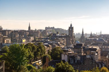 Edinburgh, İskoçya - 25 Haziran 2016: Hava panoramik Calton Hill Edinburgh kalesinde bir güzel yaz akşamında, İskoçya, Birleşik Krallık