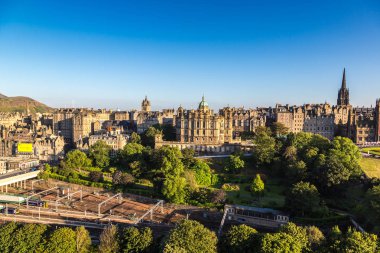 Edinburgh, İskoçya - 25 Haziran 2016: Panoramik hava görünümünde Edinburgh bir güzel yaz günü, İskoçya, Birleşik Krallık