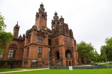 Glasgow, İskoçya - 27 Haziran 2016: Kelvingrove Art Gallery ve Glasgow, İskoçya'da bir güzel yaz günü, İngiltere müzesinde
