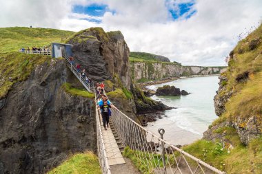 Northern Ireland, İngiltere - 14 Haziran 2016: Carrick-A-Rede halat köprü, Kuzey İrlanda, İngiltere 14 Haziran 2016