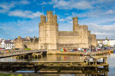 Caernarfon, Galler - 15 Haziran 2016: Caernarfon Castle bir güzel yaz günü Galler, Birleşik Krallık üzerinde 15 Haziran 2016 yılında