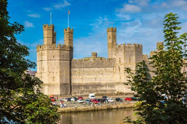 Caernarfon, Galler - 15 Haziran 2016: Caernarfon Castle bir güzel yaz günü Galler, Birleşik Krallık üzerinde 15 Haziran 2016 yılında
