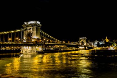 Budapest, Macaristan - 24 Temmuz 2013: nehir manzaralı akşam, ışıklı Chain Bridge ve Parlemento Binası, Budapeşte.