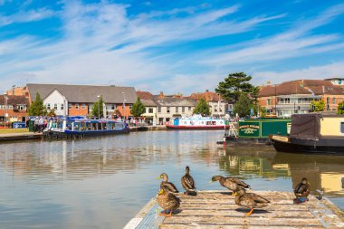 STRATFORD-UPON-AVON, İngiltere - 15 Haziran 2016: İngiltere 'de güzel bir yaz gününde Stratford-upon-Avon' da nehirde kuğular