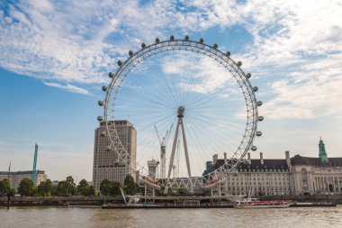 LONDON, UNITED KINGDOM - 14 Haziran 2016: Londra gözü, güzel bir yaz gününde büyük dönme dolap, Londra, İngiltere, Birleşik Krallık