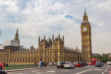 London, Büyük Britanya - 14 Haziran 2016: Big Ben, Westminster Bridge ve Londra, İngiltere, İngiltere 14 Haziran 2016 üzerinde kırmızı Çift katlı otobüs