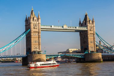 LONDON, BİRLİK KINGDOM - 14 Haziran 2016: İngiltere 'nin güzel bir yaz gününde Londra' daki Tower Bridge