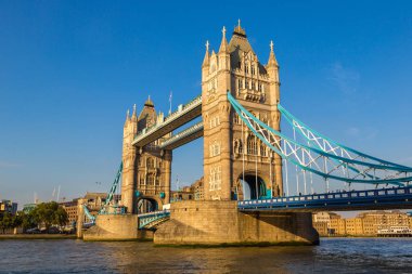 LONDON, BİRLİK KINGDOM - 14 Haziran 2016: İngiltere 'nin güzel bir yaz gününde Londra' daki Tower Bridge