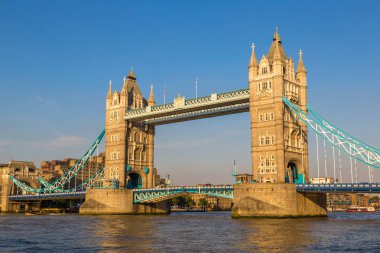 LONDON, BİRLİK KINGDOM - 14 Haziran 2016: İngiltere 'nin güzel bir yaz gününde Londra' daki Tower Bridge