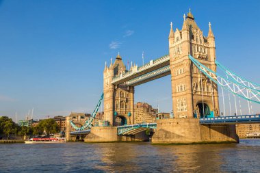 LONDON, BİRLİK KINGDOM - 14 Haziran 2016: İngiltere 'nin güzel bir yaz gününde Londra' daki Tower Bridge