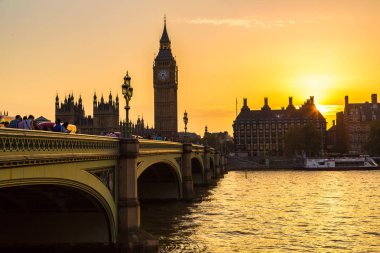 LONDON, UNITED KINGDOM - 14 Haziran 2016: The Big Ben, the Houses of Parliament and Westminster bridge in London in a beautiful summer night, England, İngiltere