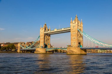 LONDON, BİRLİK KINGDOM - 14 Haziran 2016: İngiltere 'nin güzel bir yaz gününde Londra' daki Tower Bridge