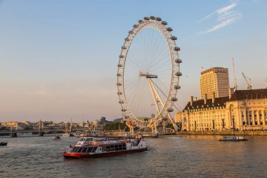 LONDON, UNITED KINGDOM - 14 Haziran 2016: Londra gözü, güzel bir yaz gününde büyük dönme dolap, Londra, İngiltere, Birleşik Krallık