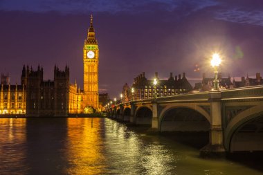 LONDON, UNITED KINGDOM - 14 Haziran 2016: The Big Ben, the Houses of Parliament and Westminster bridge in London in a beautiful summer night, England, İngiltere