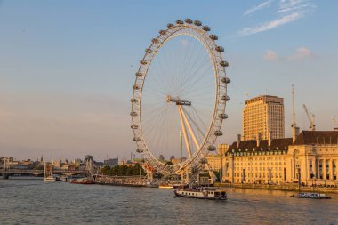 LONDON, UNITED KINGDOM - 14 Haziran 2016: Londra gözü, güzel bir yaz gününde büyük dönme dolap, Londra, İngiltere, Birleşik Krallık