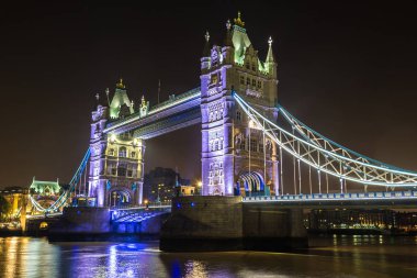 London, Büyük Britanya - 14 Haziran 2016: Tower Bridge Londra bir güzel yaz gece, İngiltere, Amerika Birleşik Devletleri