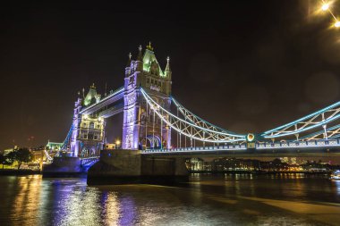 London, Büyük Britanya - 14 Haziran 2016: Tower Bridge Londra bir güzel yaz gece, İngiltere, Amerika Birleşik Devletleri
