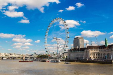 LONDON, UNITED KINGDOM - 14 Haziran 2016: Londra gözü, güzel bir yaz gününde büyük dönme dolap, Londra, İngiltere, Birleşik Krallık