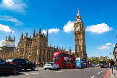 London, Büyük Britanya - 14 Haziran 2016: Big Ben, Westminster Bridge ve Londra, İngiltere, İngiltere 14 Haziran 2016 üzerinde kırmızı Çift katlı otobüs