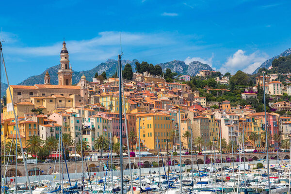 МЕНТОН, ФРАНЦИЯ - 13 ИЮНЯ 2016 года: Красочный старый город и пляж в Фашоне на Французской Ривьере в прекрасный летний день, Франция
