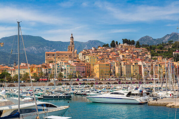 МЕНТОН, ФРАНЦИЯ - 13 ИЮНЯ 2016 года: Красочный старый город и пляж в Фашоне на Французской Ривьере в прекрасный летний день, Франция

