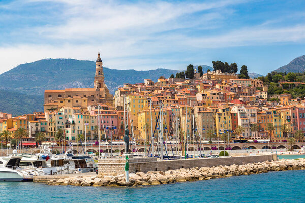 МЕНТОН, ФРАНЦИЯ - 13 ИЮНЯ 2016 года: Красочный старый город и пляж в Фашоне на Французской Ривьере в прекрасный летний день, Франция
