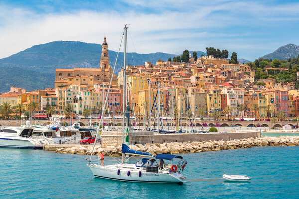 МЕНТОН, ФРАНЦИЯ - 13 ИЮНЯ 2016 года: Красочный старый город и пляж в Фашоне на Французской Ривьере в прекрасный летний день, Франция
