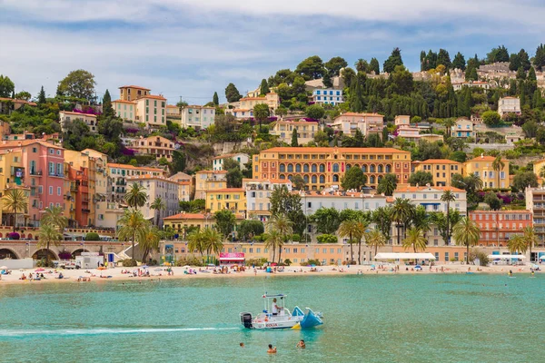 2016年6月13日 五颜六色的老城区和海滩在芒通在法国蔚蓝海岸在一个美丽的夏天 — 图库照片