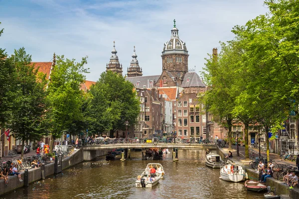 Amsterdam Nizozemsko Června 2016 Canal Kostel Svatého Mikuláše Amsterdamu Krásný — Stock fotografie