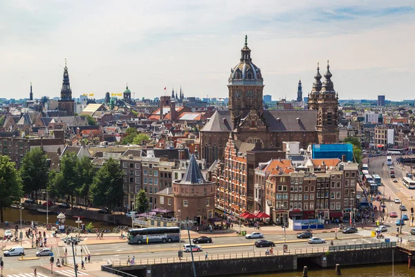 阿姆斯特丹 2016年6月16日 运河和圣尼古拉斯教堂在阿姆斯特丹在一个美丽的夏日 — 图库照片