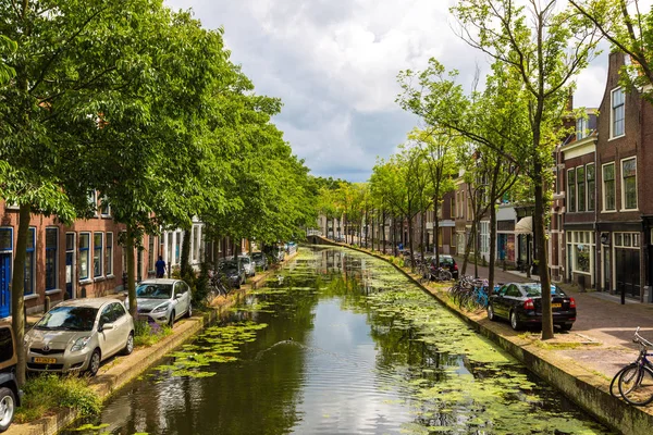 Delft Nederländerna Juni 2016 Canal Historiska Delen Delft Vacker Sommardag — Stockfoto