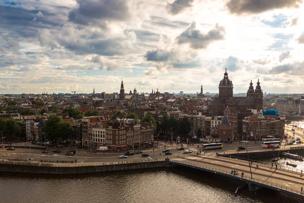 阿姆斯特丹 2016年6月16日 运河和圣尼古拉斯教堂在阿姆斯特丹在一个美丽的夏日 — 图库照片