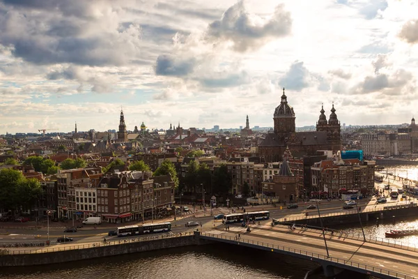 運河と美しい夏の日 オランダのアムステルダムの聖ニコラス教会のアムステルダム オランダ 2016 — ストック写真